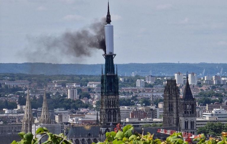 Rouen : L'incendie de la flèche de la cathédrale « maîtrisé » (mais peut-être pas éteint)